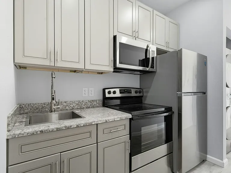 624 Avenue H #B — Photo 2