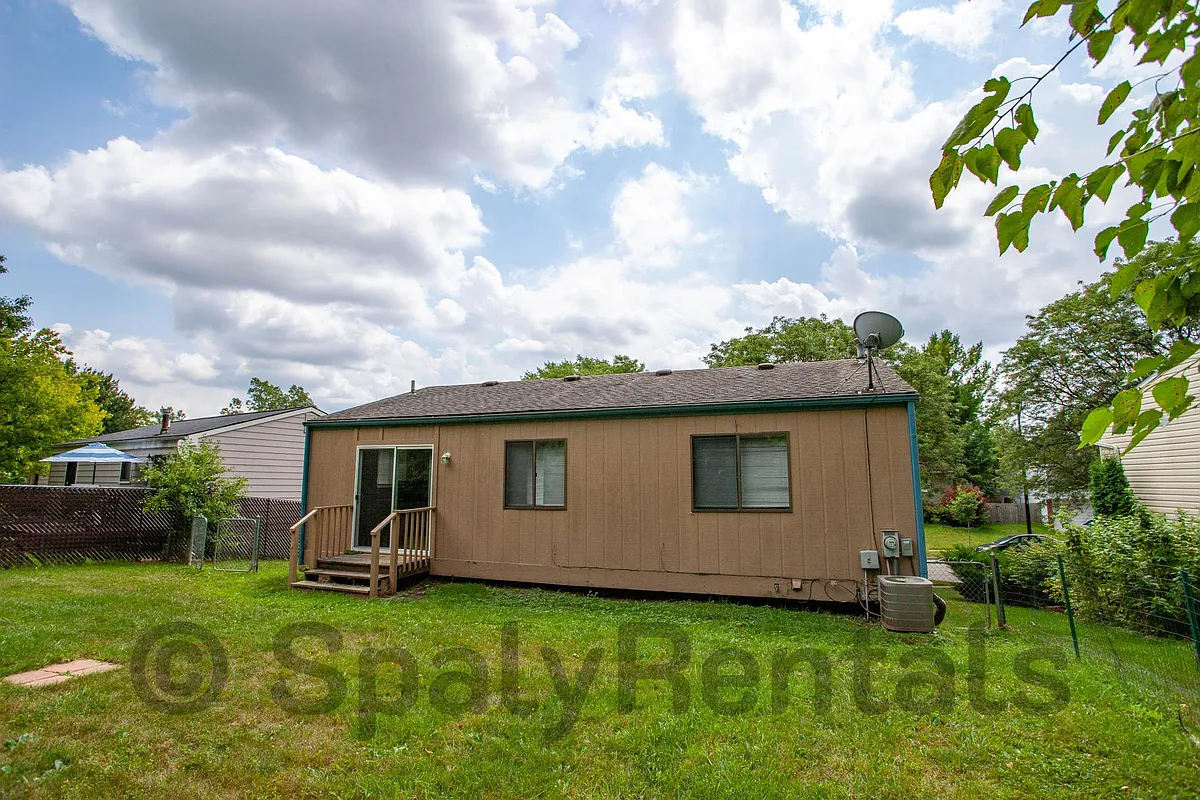 Building Photo - 2136 Winewood Ave