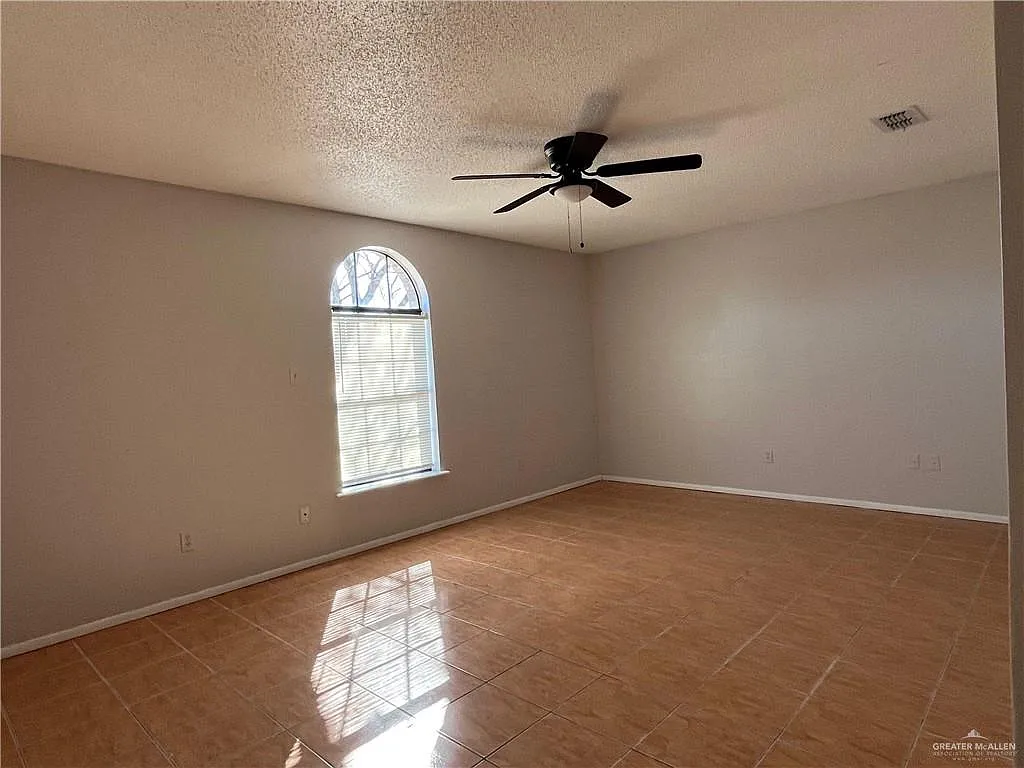 2 bed, 1.0 bath, 871 sqft, $700 — Photo 3