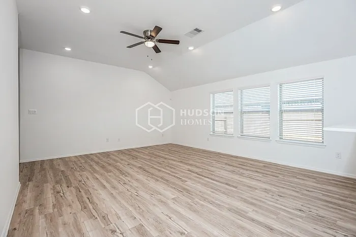 4 bed, 2.0 bath, 1872 sqft, $2,020 — Photo 3