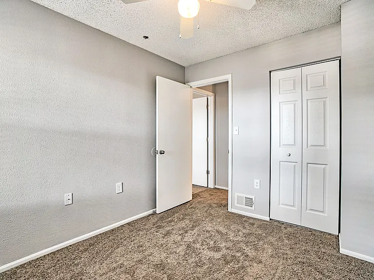 Hillwood Pointe Apartments — Photo 8