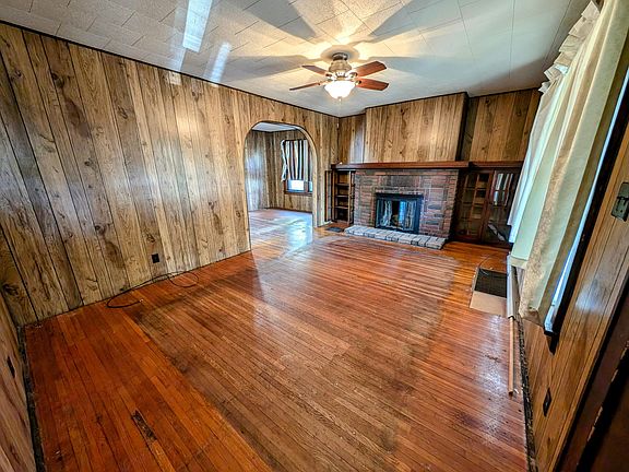 5th image of 1888 En Broadway St