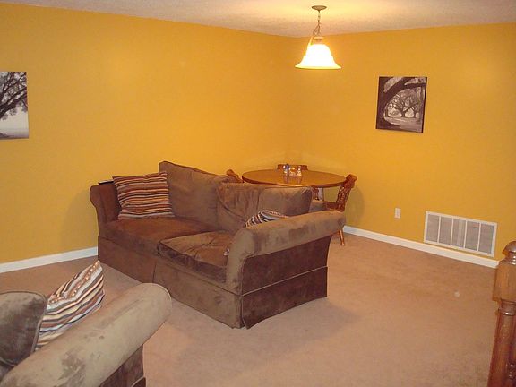 Living Room/Dining Area