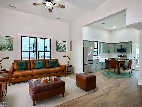 3rd image of 509 College St