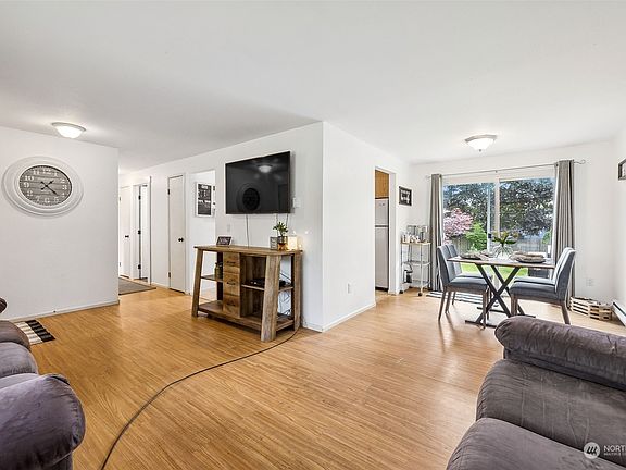 3rd image of 12116 218th Avenue Ct E