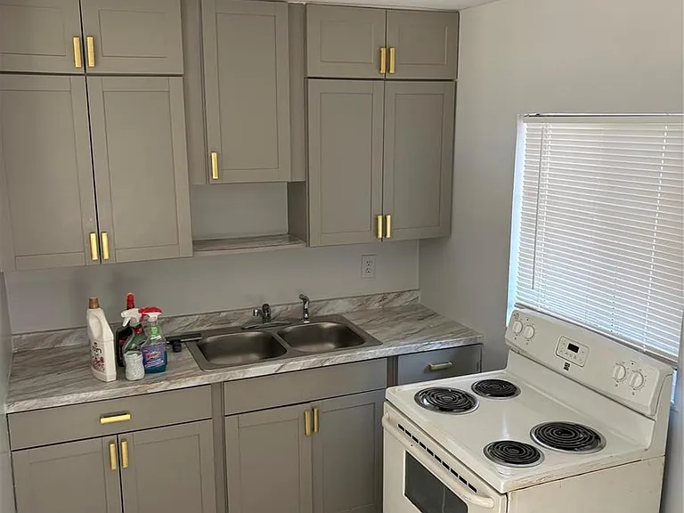 3932 SW 12th Pl — Photo 2