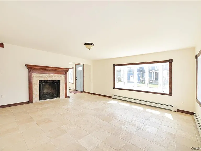 9 Cabot Rd W — Photo 8