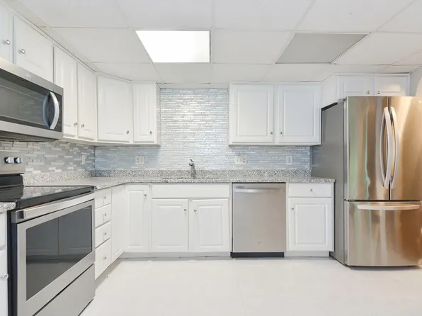 27 Shadowbrook Ln APT 6, Milford, MA 01757