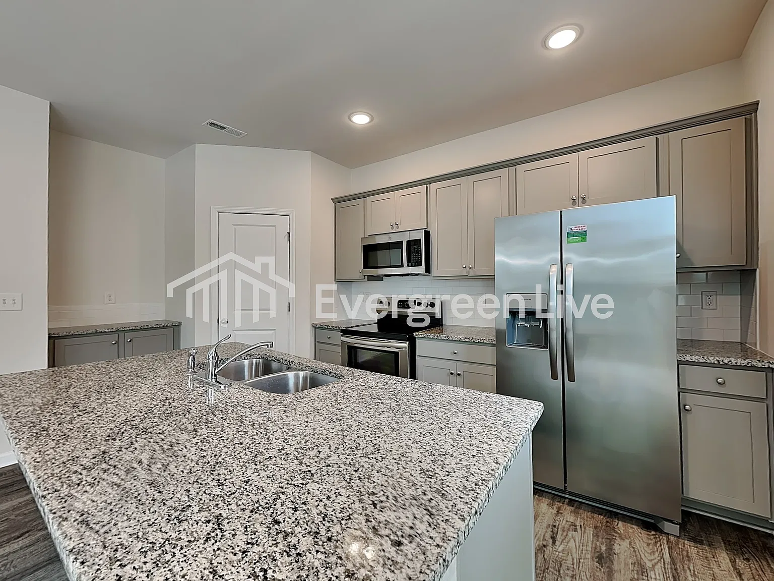 4 bed, 2.5 bath, 2106 sqft, $2,195 — Photo 2