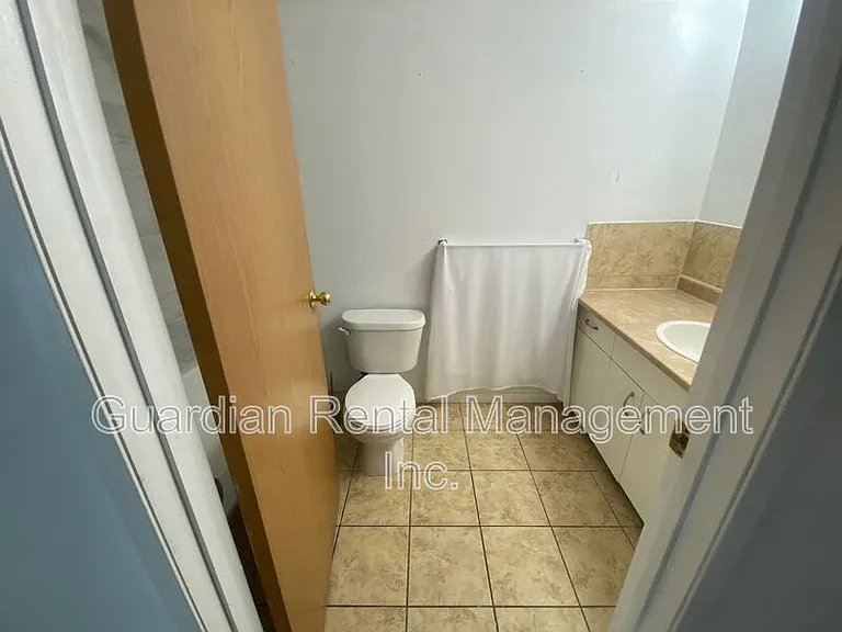 1522 Walsh St E #B — Photo 14