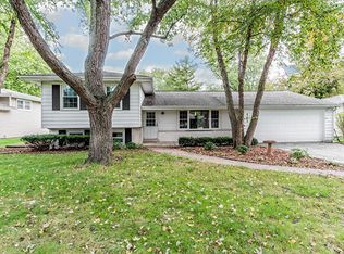3S141 Cypress Dr, Glen Ellyn, IL