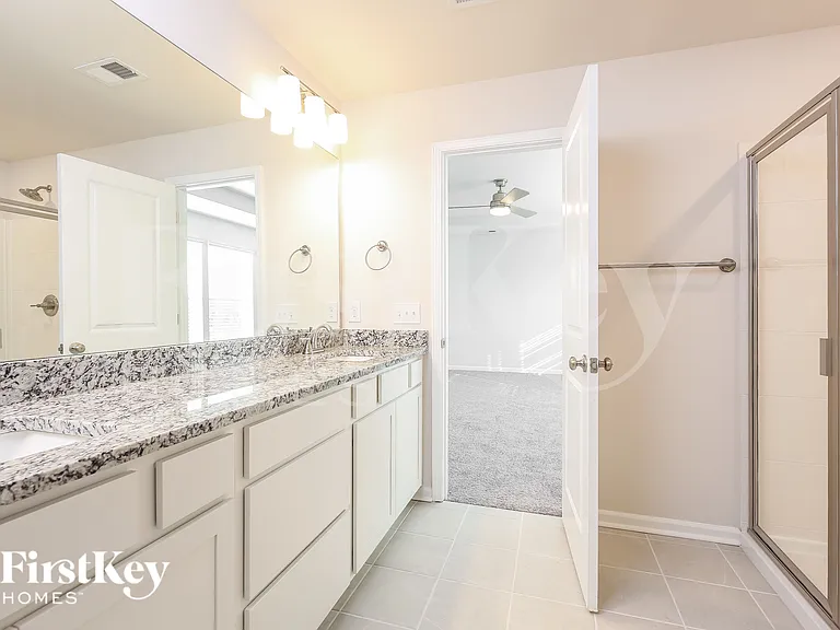 566 Hillpark Ln — Photo 10