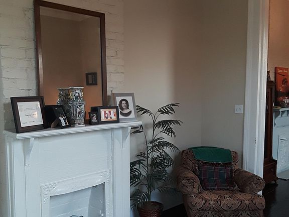 Fire place (nonfunctional) in Living Room