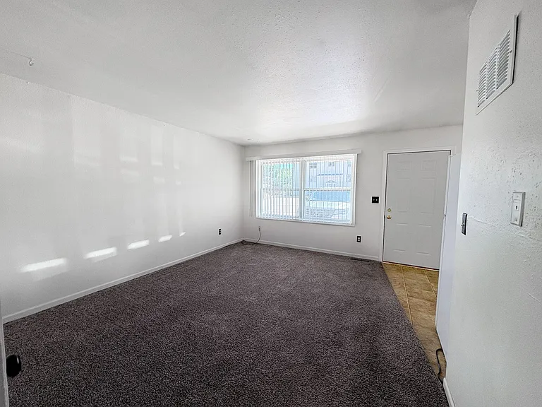 Centrally located 2 Bedroom Apartment with Laundry Hook-ups — Photo 6