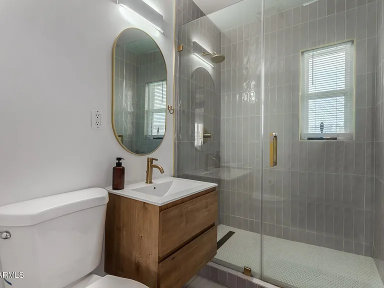 829 W Mitchell Dr — Photo 2