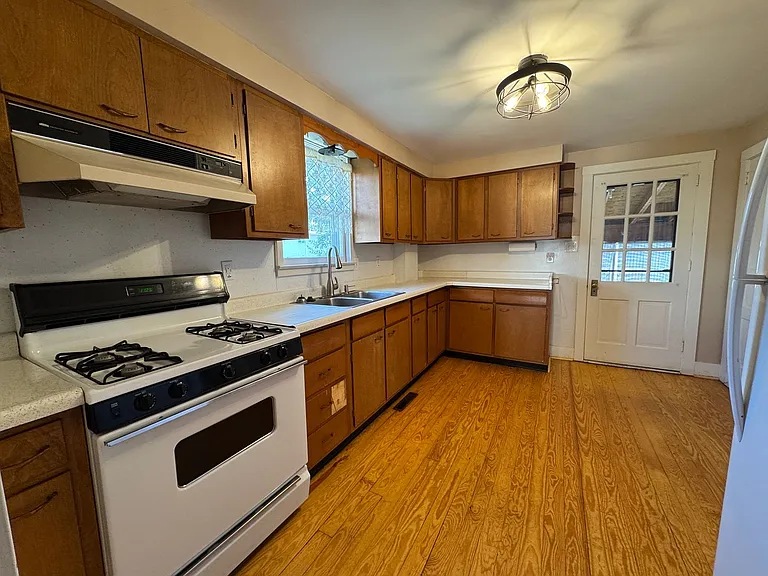 284 W Elizabeth St — Photo 9