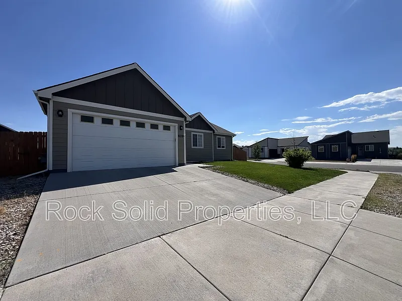 5 bed, 3.0 bath, 2492 sqft, $2,695 — Photo 3