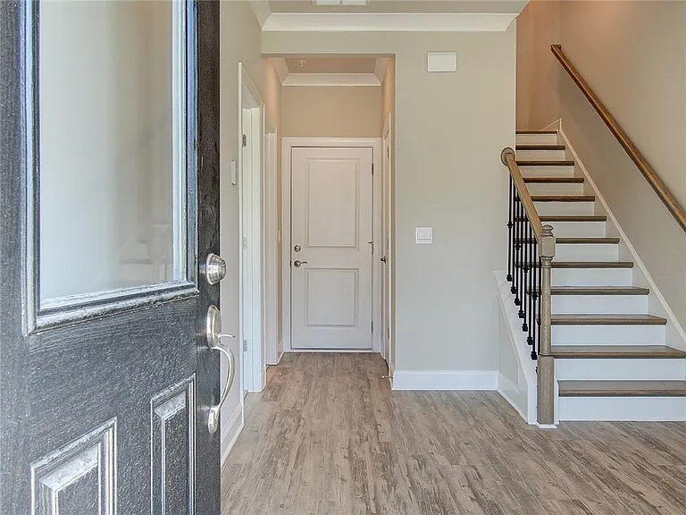 1095 Knoxboro Ln — Photo 2