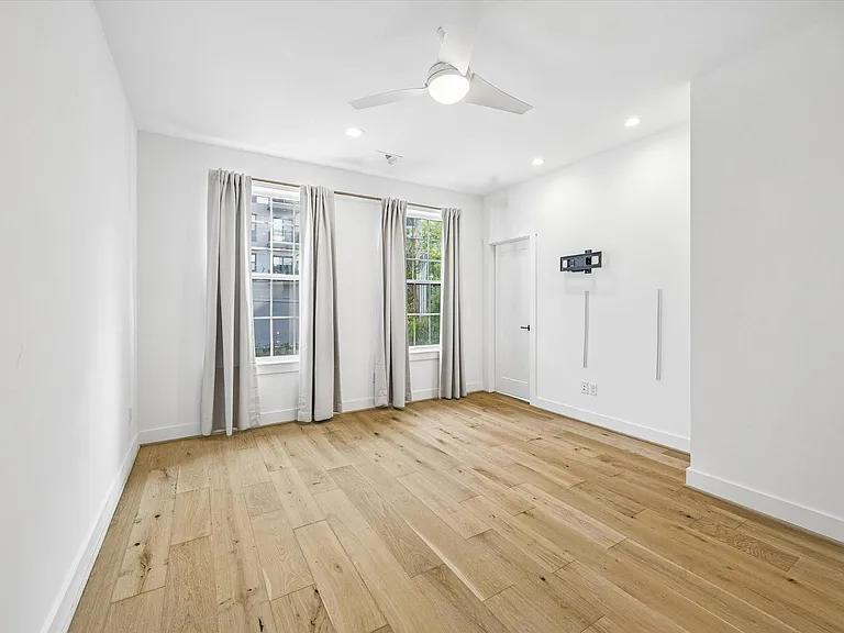 921 W 21st St — Photo 21