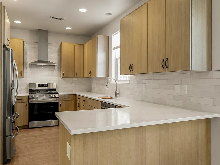 2567 W Pikes Peak Dr — Photo 3