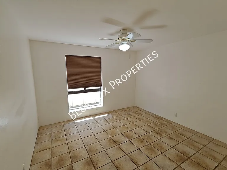 2781 W Calle Carapan — Photo 24