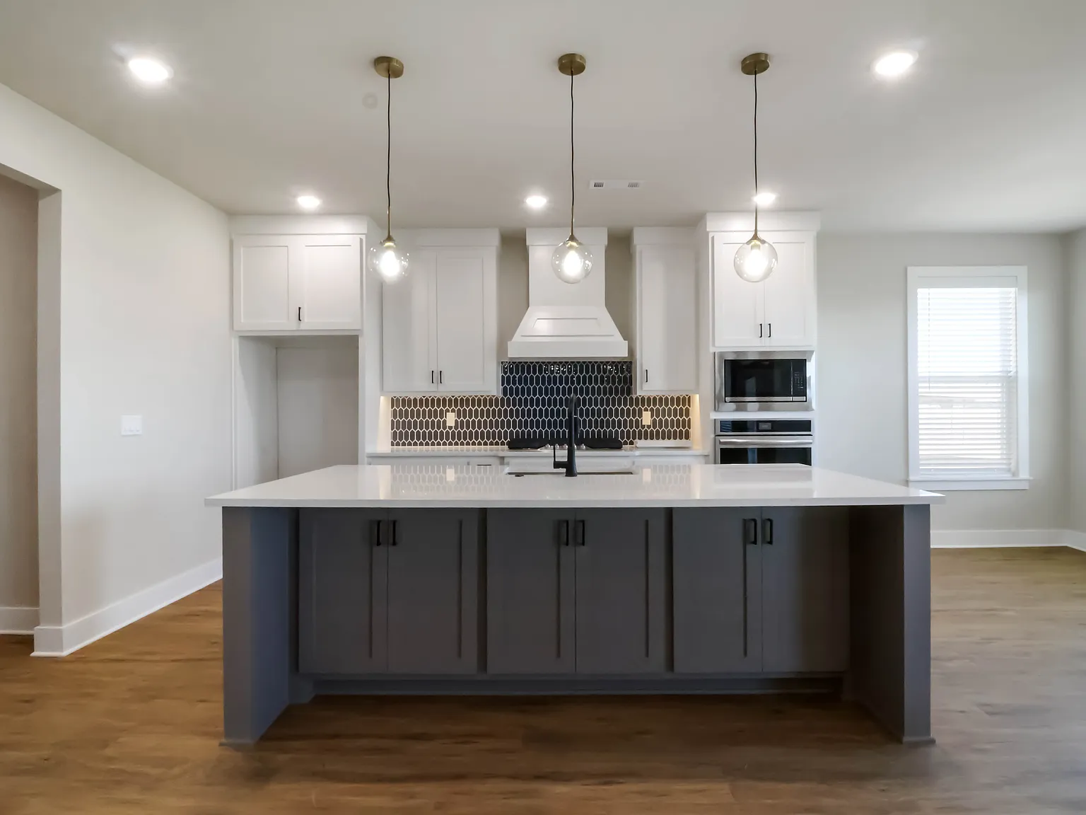 4 bed, 2564 sqft, $2,900 — Photo 3