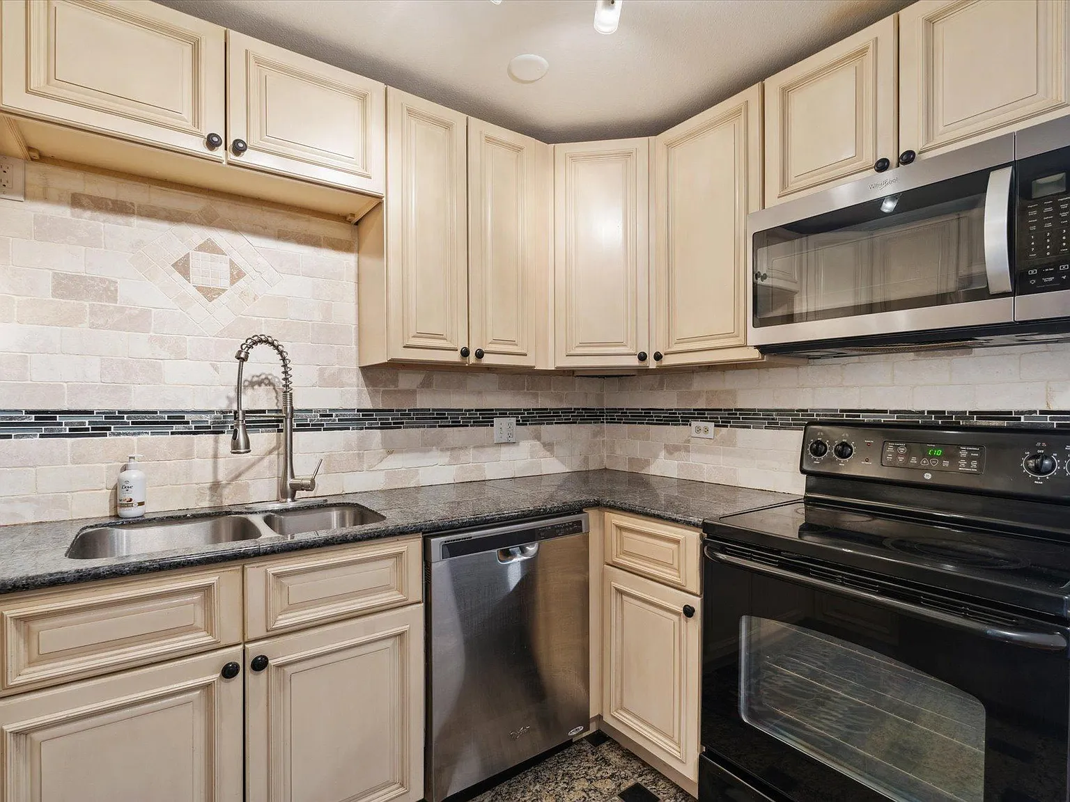 65 N Clarkson St — Photo 3