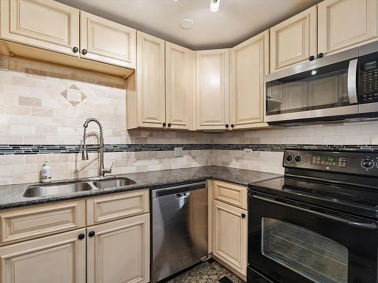 65 N Clarkson St #201 — Photo 3