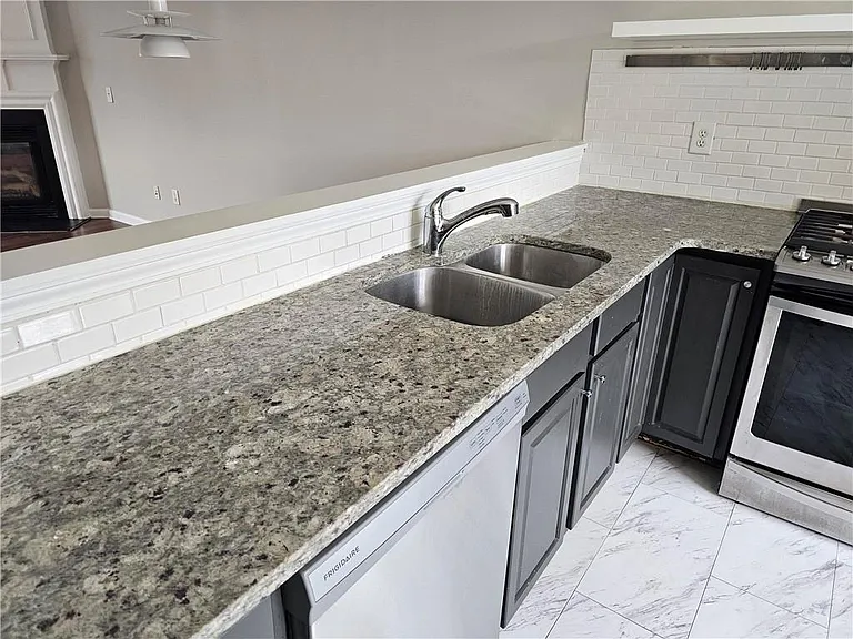 1021 Thornborough Dr — Photo 4