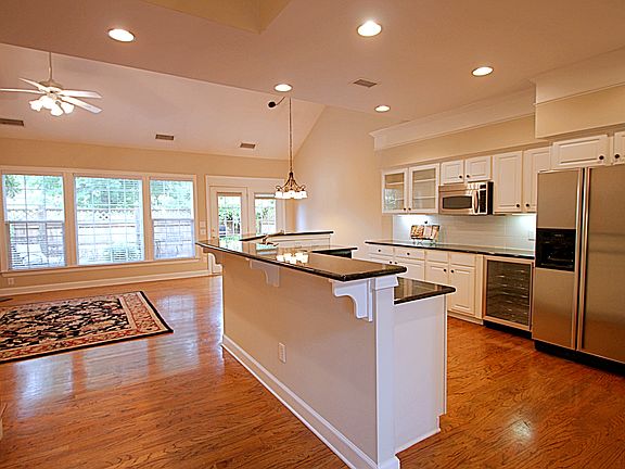 5th image of 718 Treverton Dr