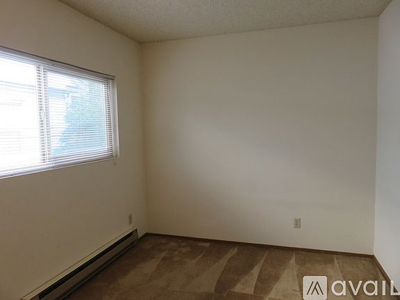 4th image of 1402 E Cherry St Room A