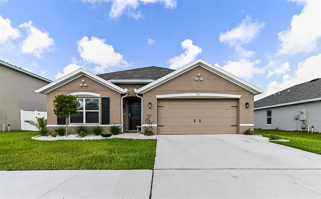 4 bed, 2.0 bath, 1828 sqft, $2,425 — Photo 1