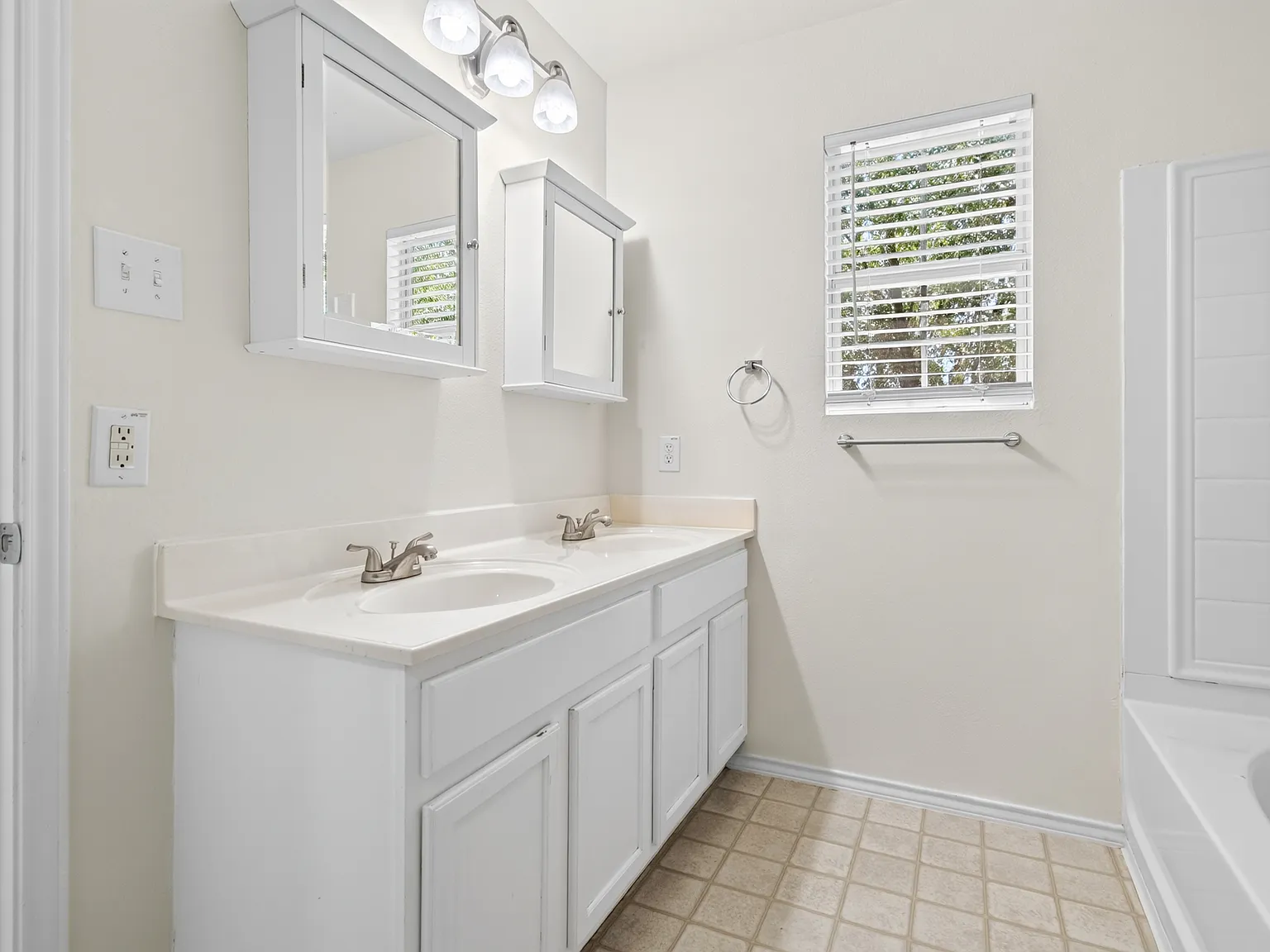 3 bed, 2.5 bath, 1808 sqft, $1,595 — Photo 2