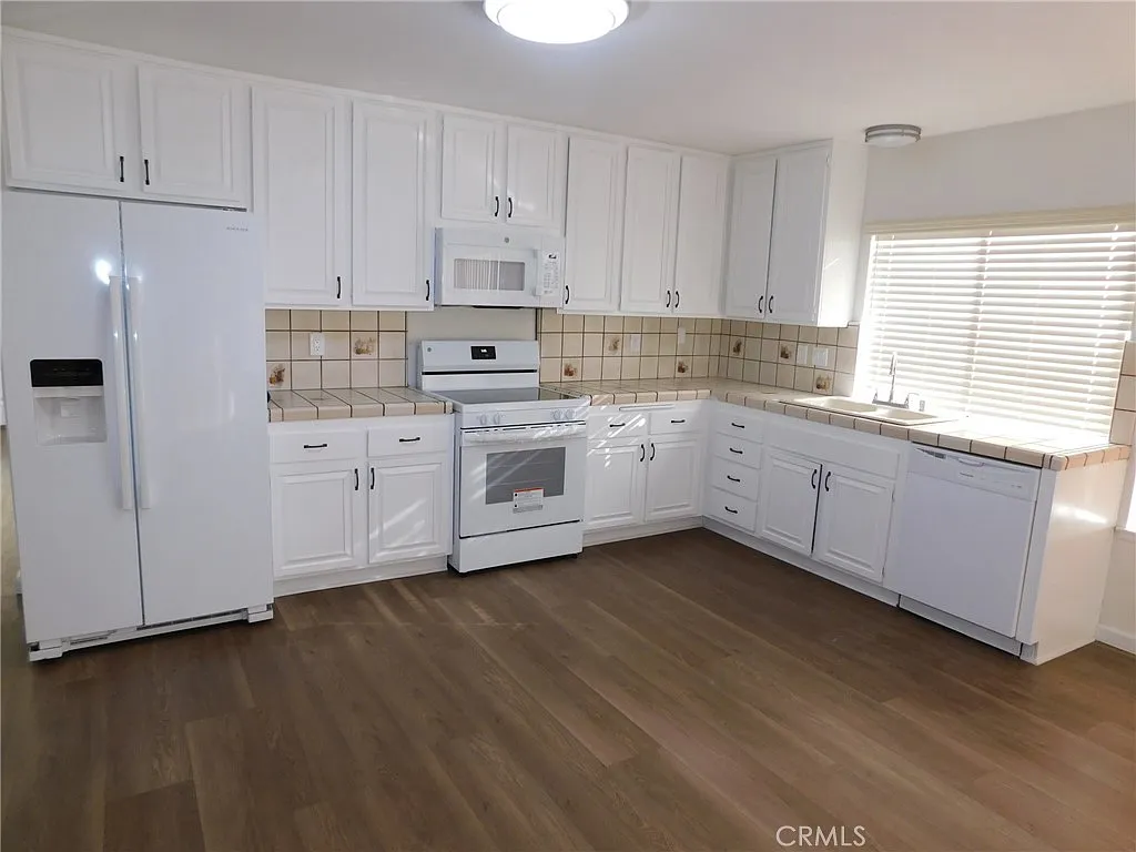 5 bed, 2289 sqft, $4,500 — Photo 3