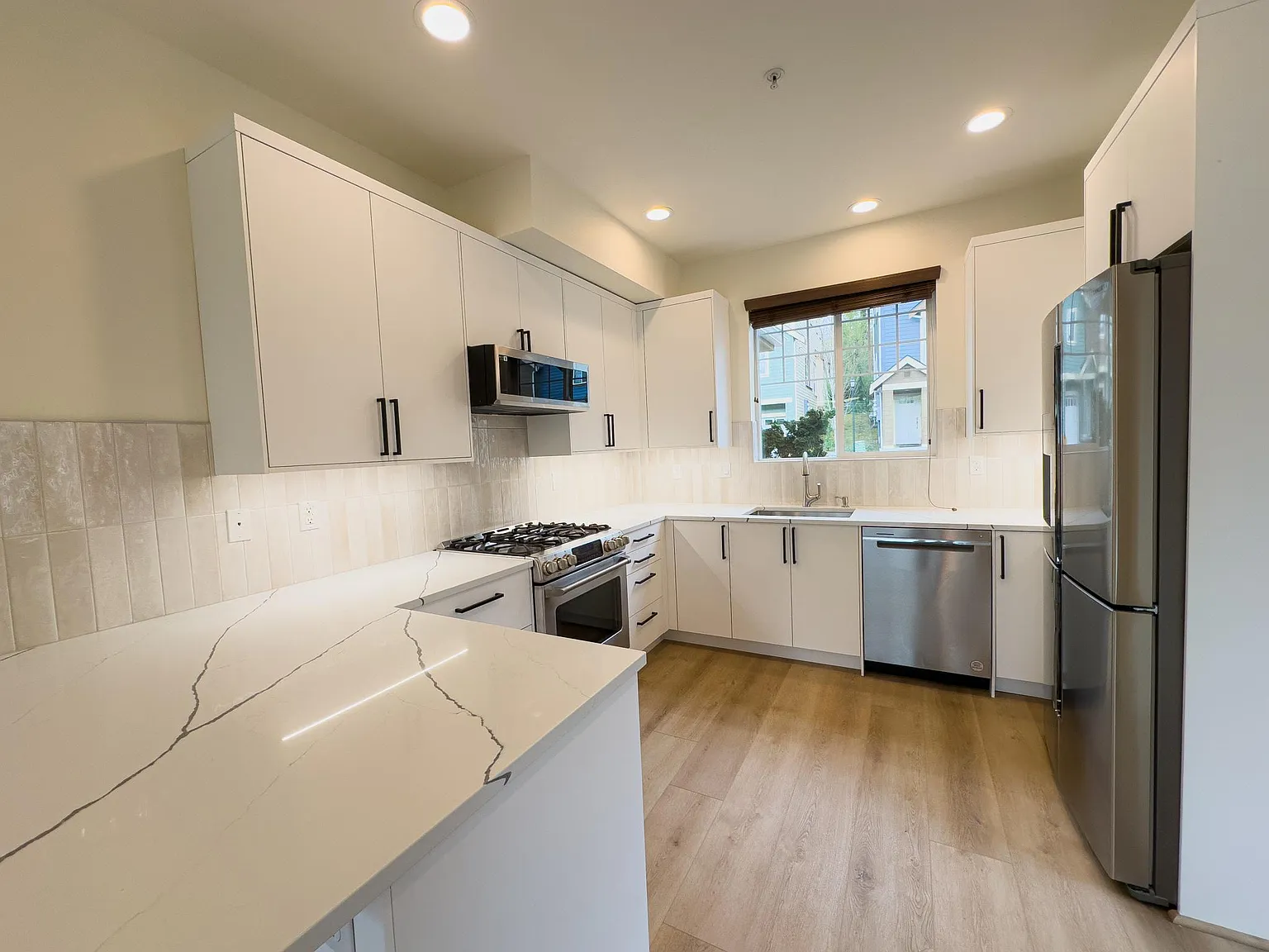 2 bed, 2.5 bath, 1277 sqft, $3,395 — Photo 2