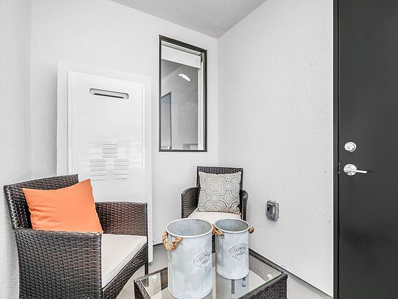 5th image of 5066 Romaine St #12