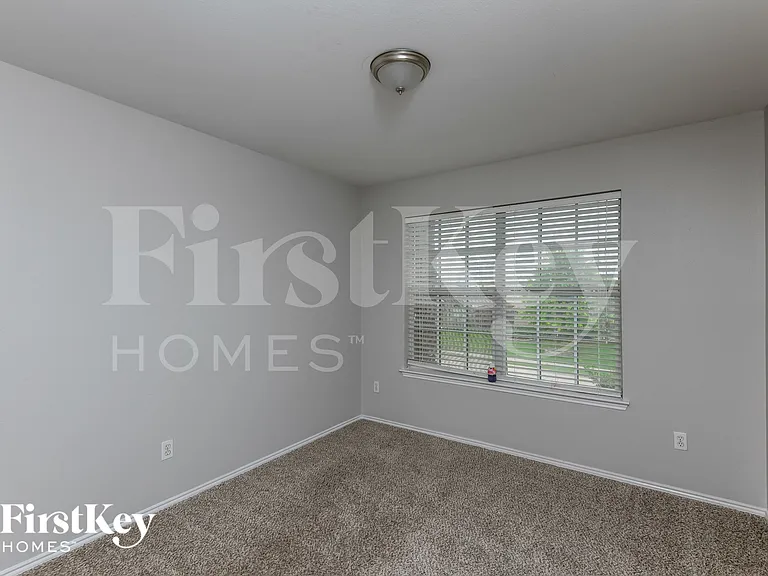 962 Heather St — Photo 11