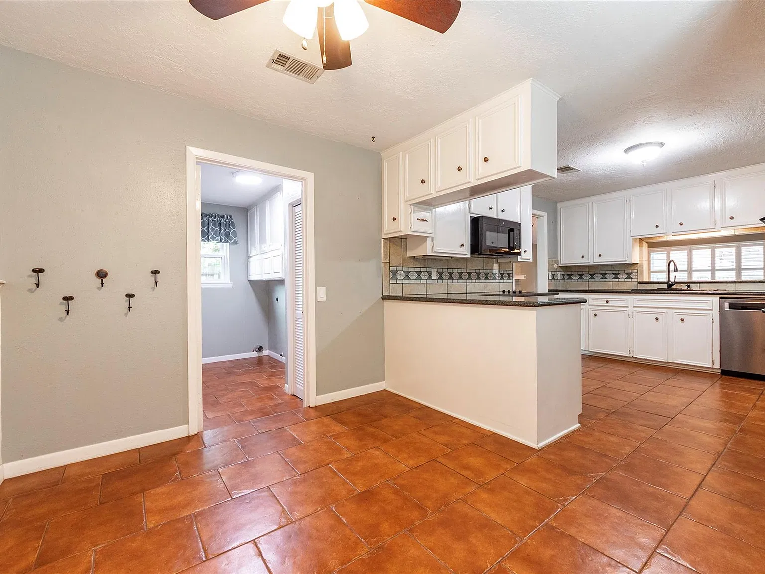 4 bed, 2.0 bath, 2101 sqft, $2,400 — Photo 3