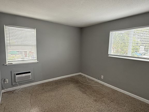 2nd image of 1122 N H St #13