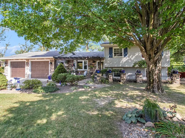 10000 Sonora Dr, Fenton, MI 48430