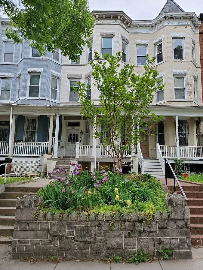 Irving House — Photo 1