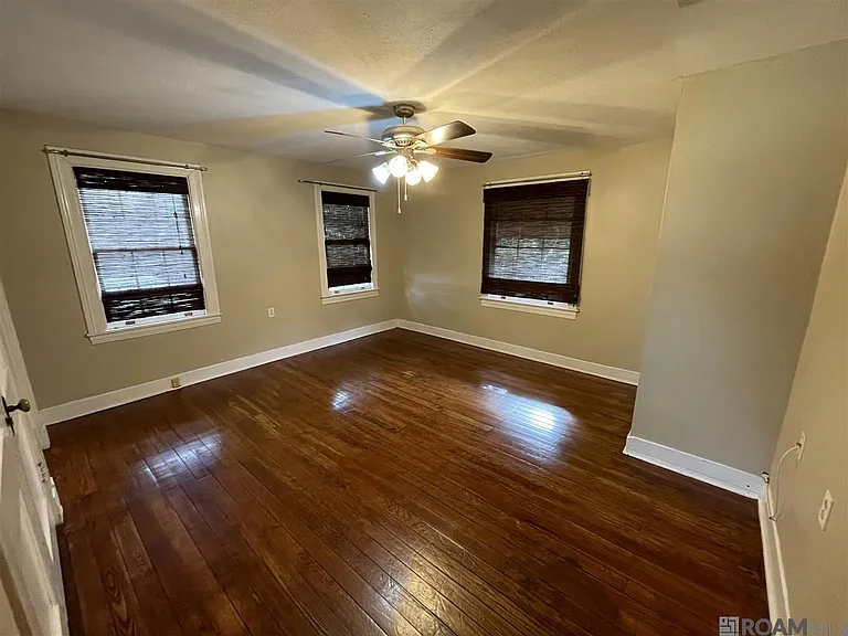 411 Lovers Lane Dr — Photo 2