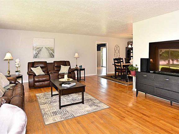 4th image of 4624 Ardmore Dr NW