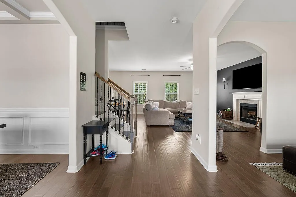 4 bed, 2.5 bath, 2860 sqft, $3,200 — Photo 4