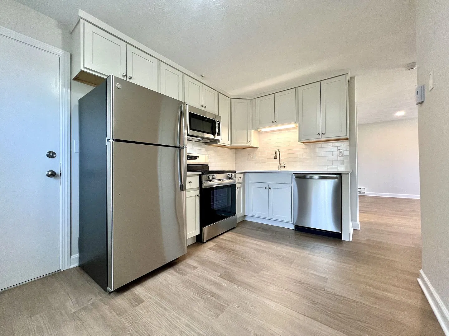 Imperial Apartments - Your Newly Renovated Luxury 1 Bed/1 Bath Home! — Photo 3