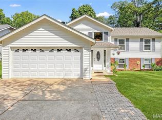 1020 Shadowoak Dr, Ballwin, MO 63021