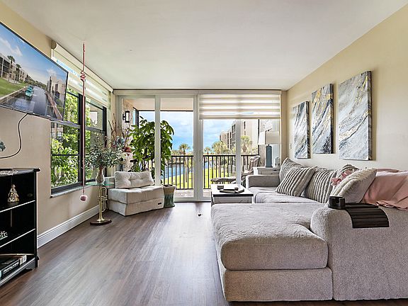 4th image of 8 Royal Palm Way #3010