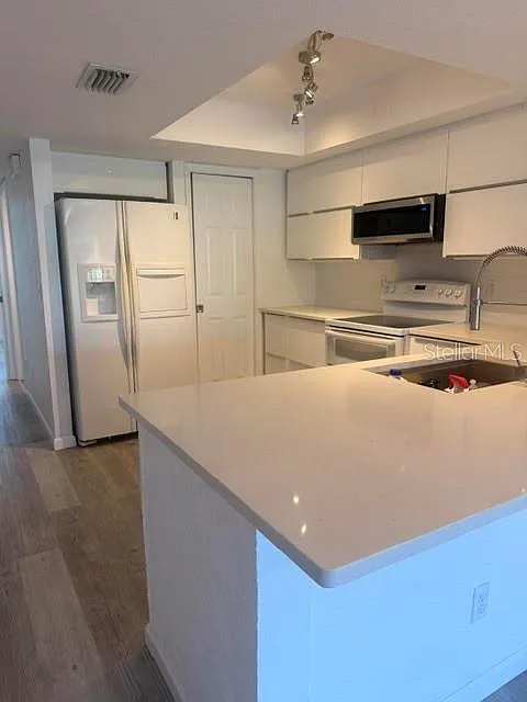 4 bed, 4.0 bath, 2174 sqft, $3,500 — Photo 4
