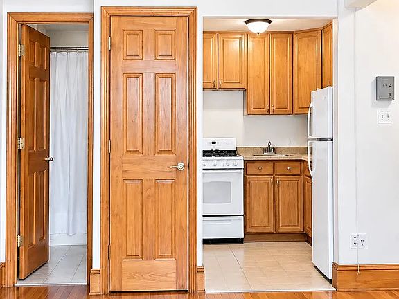 4th image of 19 W 74th St APT 5B