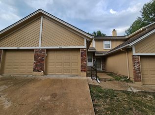 1821 NE Knollbrook St, Lees Summit, MO 64086